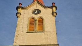 Věž lukovského kostela dostala nové okenice